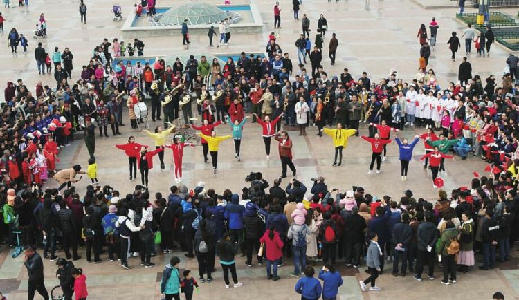 济南泉城广场现“快闪”千人歌唱“祖国”
