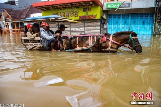 印尼遭暴雨侵袭引发洪灾 两人死亡数百人疏散