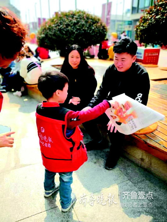 济南近百志愿者上街义卖，为菏泽留守儿童捐建图书室