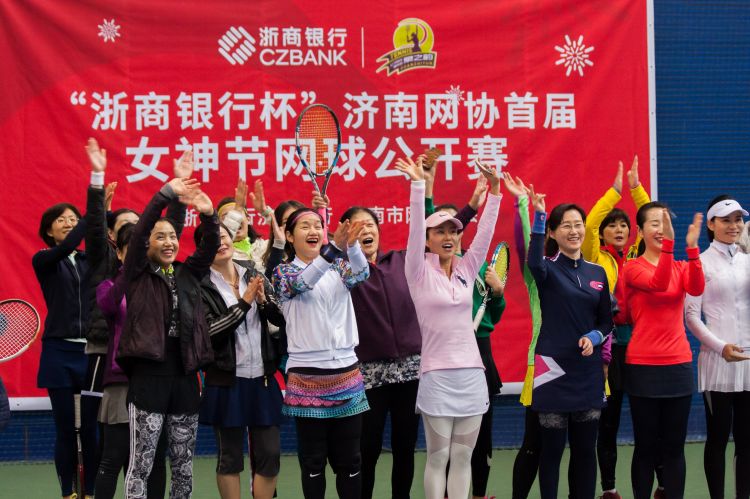 济南网协首届女神节网球赛，68岁“小姑娘”惊艳全场
