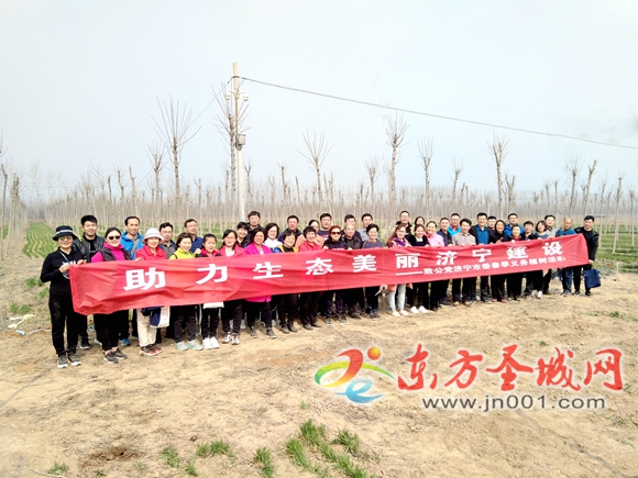 阳春三月植树去 致公党济宁市委开展公益植树活动