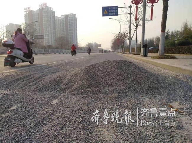 枣庄西昌路散落成堆石子，20名环卫工扫了一上午