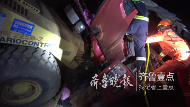 干嘛了？半挂车深夜冲入京沪高速施工现场！司机被困