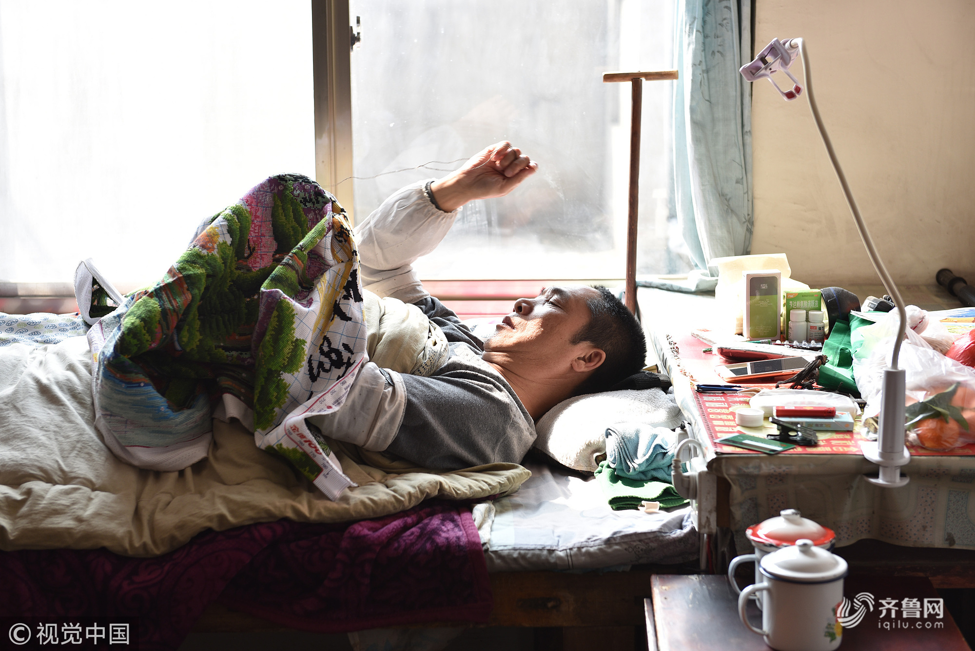  山东日照：瘫痪男子把床当“绣房” 躺着“绣花”33年