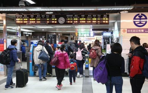 台北车站验票闸门失灵大量旅客堵塞 现已修复