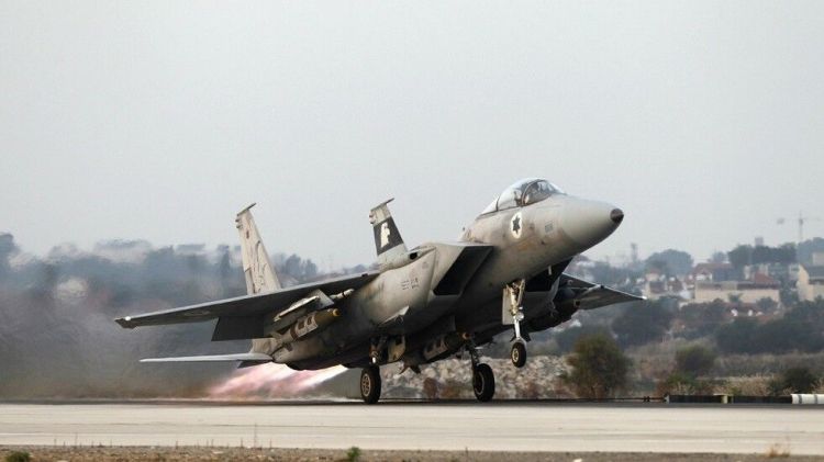 以色列突然空袭加沙，宣称是为报复遭受火箭弹袭击