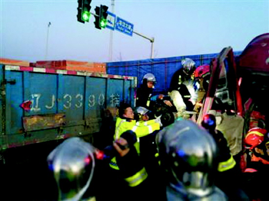 3辆大货车相撞驾驶人被困 淄博交警、消防联合救援