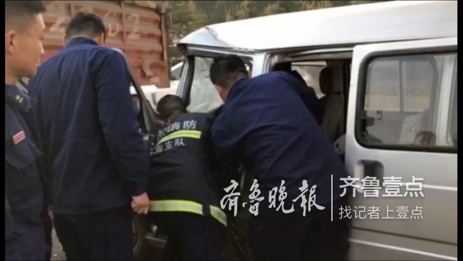 清晨，两车追尾一人被困，济南消防“拆车”救援！