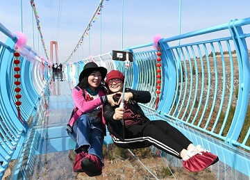 枣庄首个玻璃吊桥对外开放 游客“空中漫步”