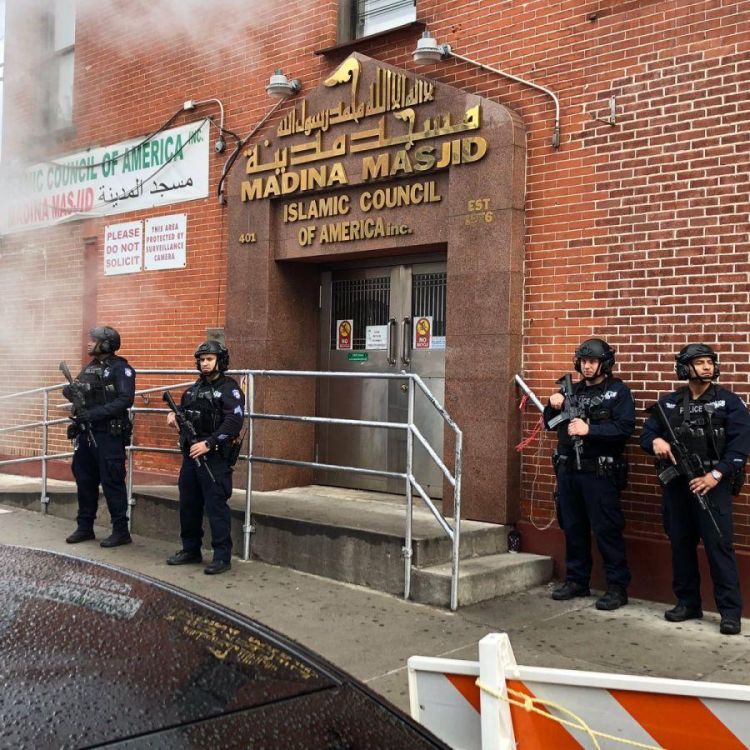 美国纽约市出动大批武装警察 持枪守卫清真寺(图)