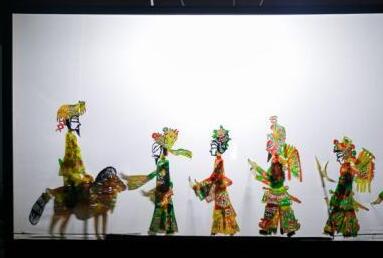 两代皮影艺人的“光影摇曳”:唯有存活 传承才有希望