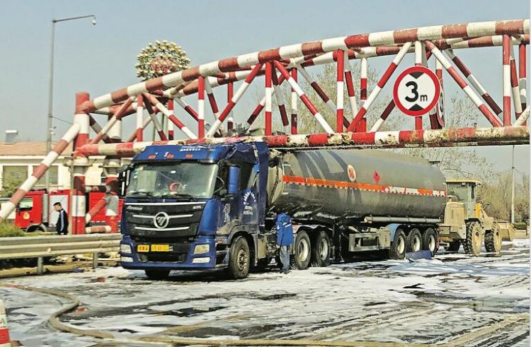 油罐车卡限高杆致泄漏 济南黄河大桥一度封闭
