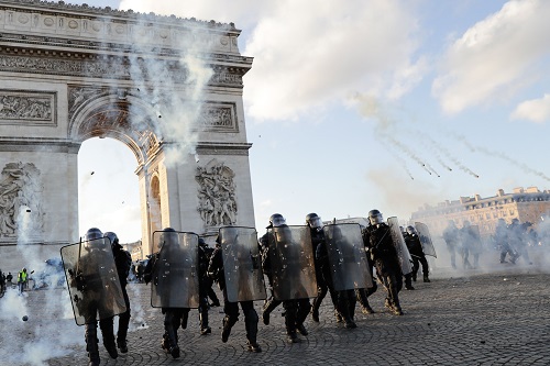 法“黄背心”抗议示威变打砸抢烧 巴黎香榭丽舍大街遭殃