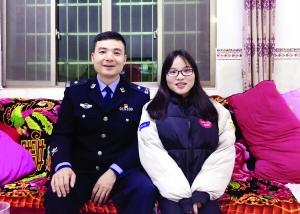 “警察爸爸”帮助爬行女孩“站”了起来