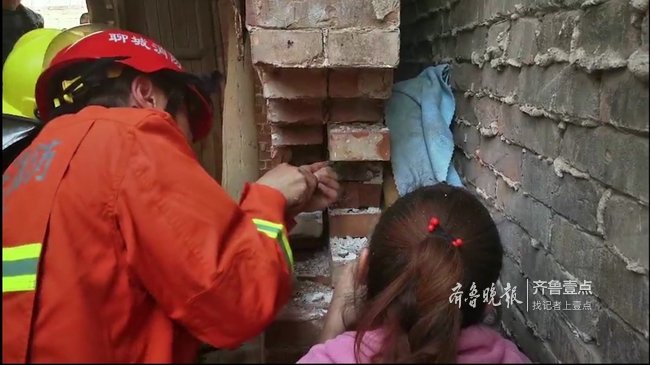 聊城5岁男孩被卡墙缝，消防员“凿壁”施救