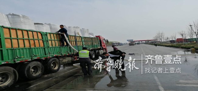 险！大货车载30吨清洁煤途径菏泽鄄城，突然着了！