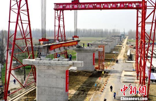湖北省武汉市第五条城际铁路开始架梁