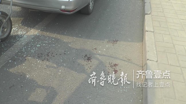 济南三轮车追尾路边出租，三轮车主受伤被送医院