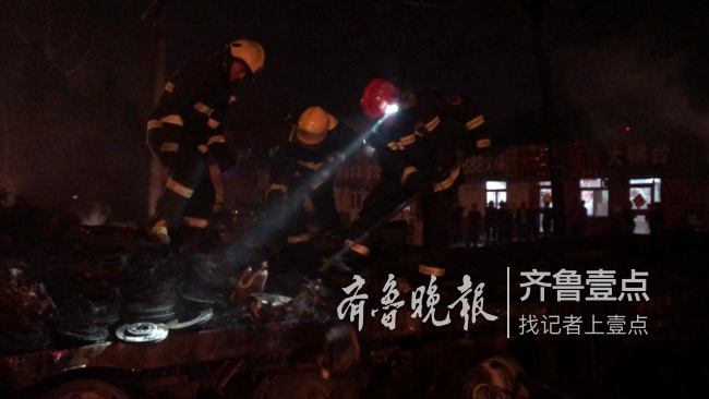 深夜，一货车突然起火，济南消防紧急扑救！原因待查