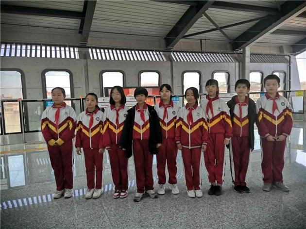 童眼看轻轨 童心书变化 文昌街道中心小学少先