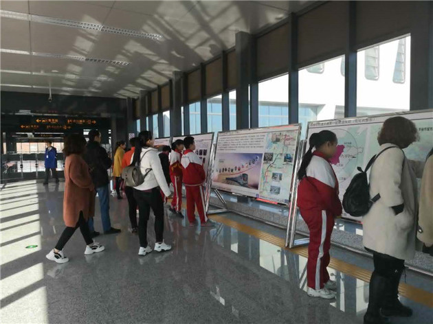 童眼看轻轨 童心书变化 文昌街道中心小学少先