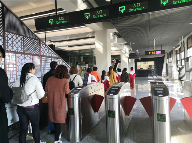 童眼看轻轨 童心书变化 文昌街道中心小学少先