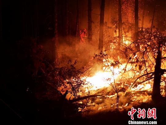 丽江玉龙县山火明火已全部扑灭 6架直升机1000余人参与扑救