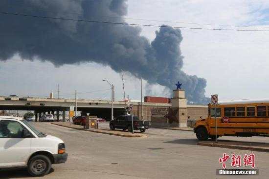 休斯敦化学工厂火势延烧 美德州扩大空气质量监测