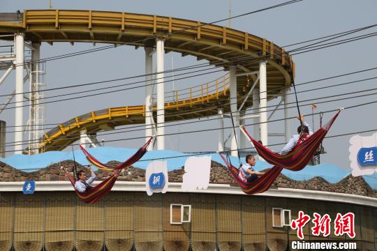 重庆民众挑战悬空吊床 行为艺术倡导健康睡眠