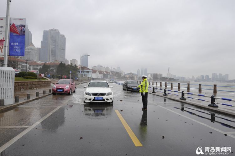 海浪袭击澳门路险象环生 交警提醒切莫贪恋海