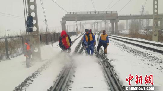 哈铁万人迎战今年首场强降雪 确保铁路大动脉安全畅通