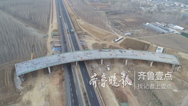京沪高速改扩建工程项目首座钢箱梁顺利合龙