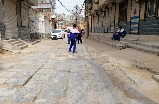 济南仲宫镇管道施工多次被挖 老街石板损坏严重