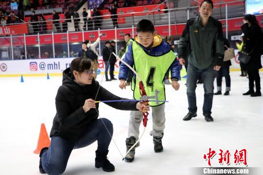 黑龙江400多家庭参加冰上趣味亲子运动会