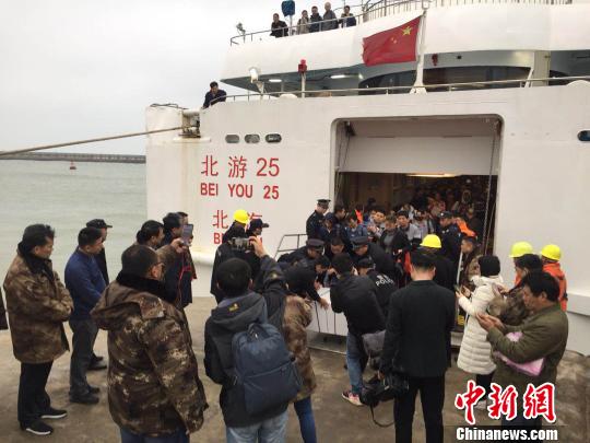 广西北海游轮搁浅18个小时后 700名旅客安全上岸