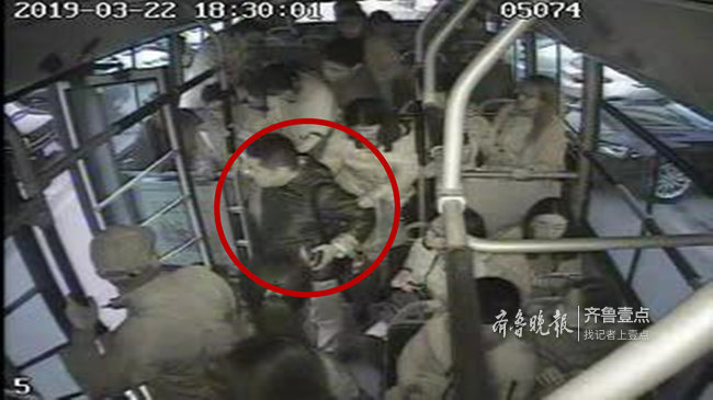 男子突发疾病晕倒，济南公交司机争分夺秒送去医院