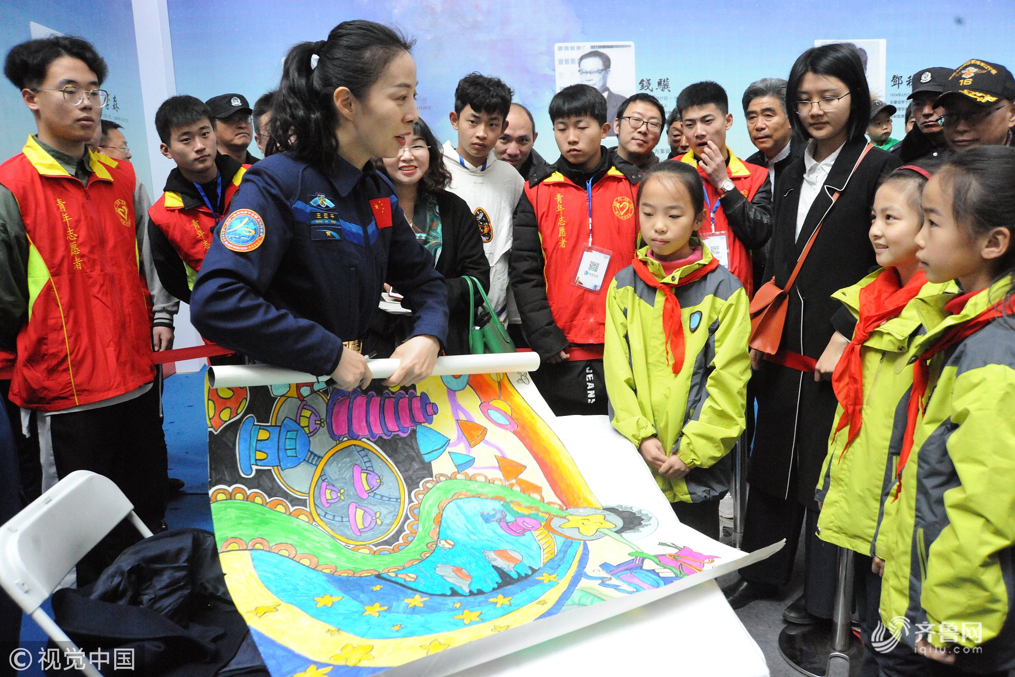 山东烟台：王亚平现身中国航天科普展现场 与观展师生交流互动