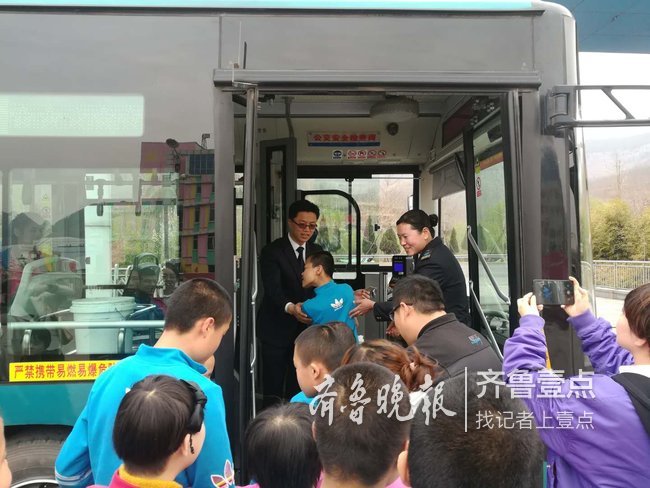 济南：公交车开进福利院，教孩子们如何坐公交