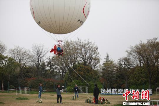 江苏扬州举办航空“嘉年华” 歼31飞机模型受民众青睐