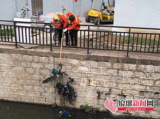临沂环卫工人清理河道 一上午竟捞起3辆共享单车