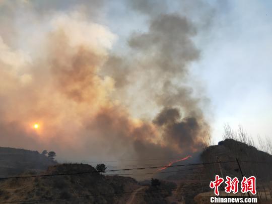 山西沁源山火东段火势增大 消防喷淋山坡应对“飞火”