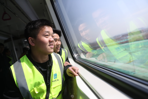 济南R1线正式运营 中建八局二公司一线建设者亲临体验