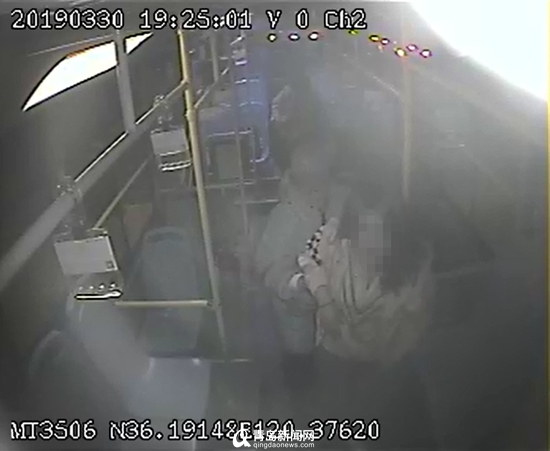 少女坐公交突犯癫痫 司机疏散乘客把公交车开进医院