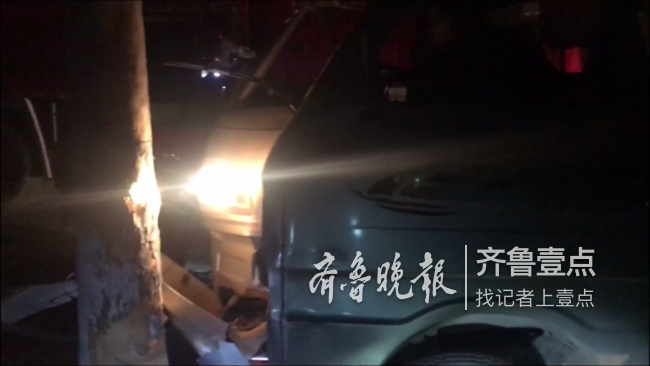 小货躲车不及撞树一人被困，青州消防紧急救援！