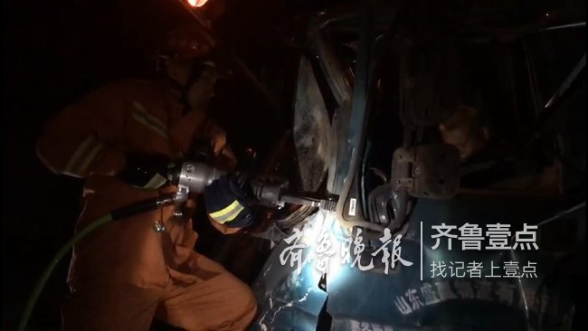 深夜两车追尾司机被困，济南消防迅速到场施救