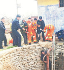 坠入8米深井他抓紧管道命悬一线 淄博村民、消防联手将老人救出