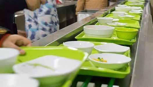 淄博高新区56所中小学幼儿园实施集中陪餐制