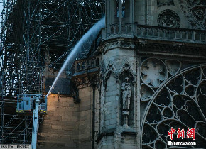 巴黎圣母院大火得到控制 顶部阁楼脚手架疑似起火点