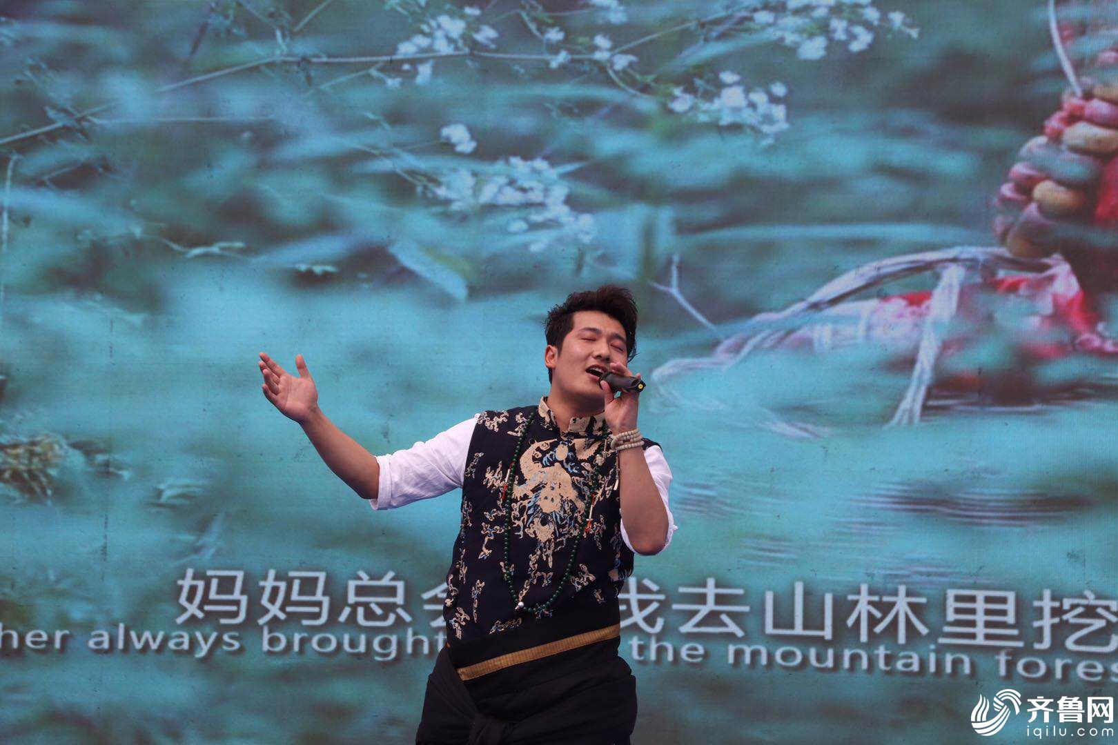 藏族歌手在演唱卓尼民歌