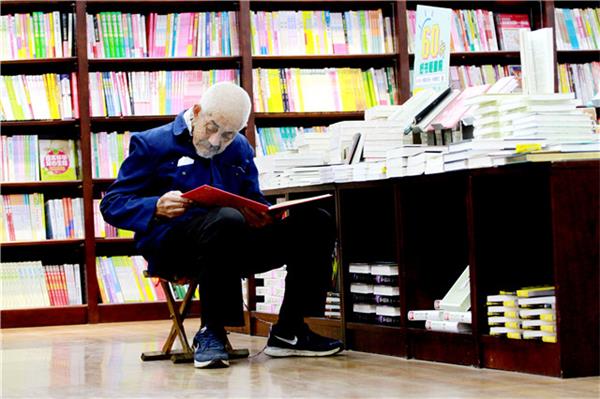 “书香威海”靓丽风景：九旬老翁的“新华书店”